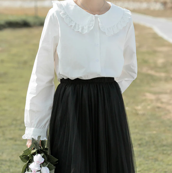 Blus kerja dengan kerah Peter Pan dan detail lipit